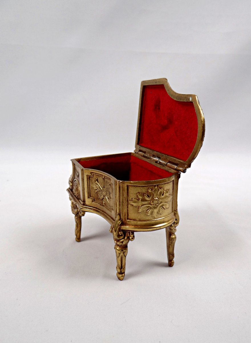 Boîte à bijoux en bronze doré à la forme de piano style Louis XV début XXème (2)-photo-4