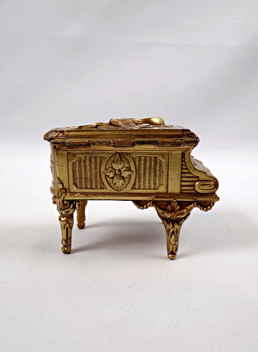 Boîte à bijoux en bronze doré à la forme de piano style Louis XV début XXème (2)-photo-3