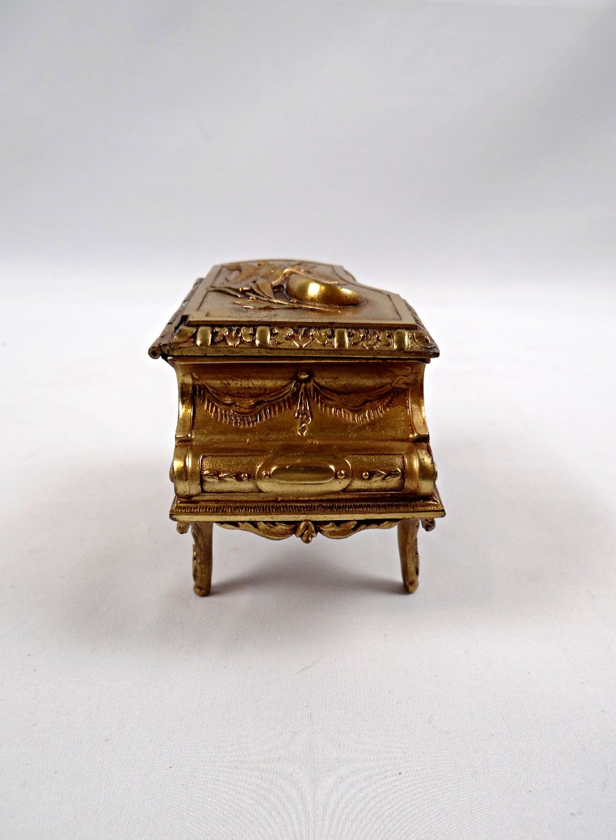 Boîte à bijoux en bronze doré à la forme de piano style Louis XV début XXème (2)-photo-5