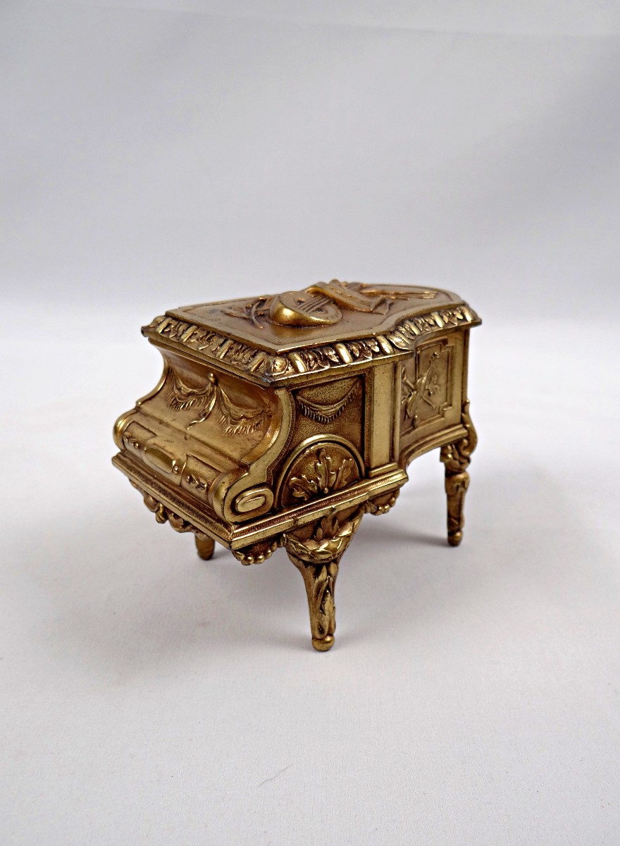 Boîte à bijoux en bronze doré à la forme de piano style Louis XV début XXème (2)