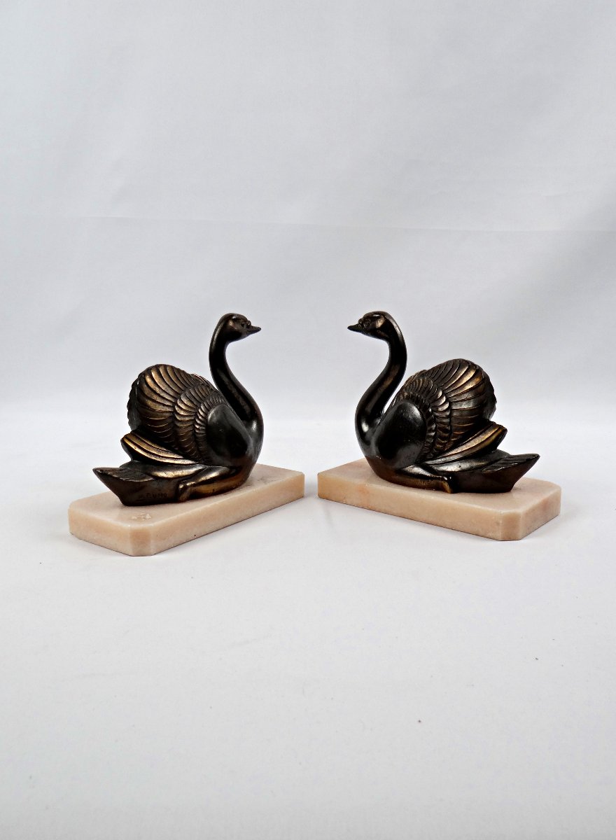 Paire de serre-livres Art Déco cygne en régule noir sur marbre beige début XXème-photo-1