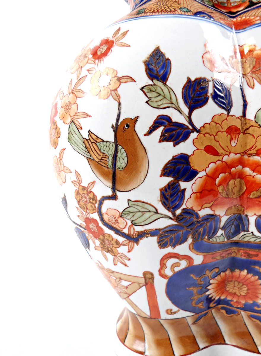 Early 20th Century Imari-style Porcelain Vase Decorated With Nature And Birds, Polylobed In Shape-photo-3