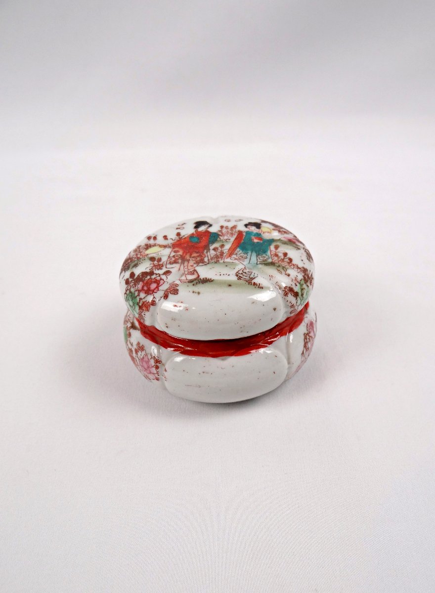 Bonbonnière en porcelaine chinoise de Jingdezhen à décor japonisant de Geïshas-photo-4