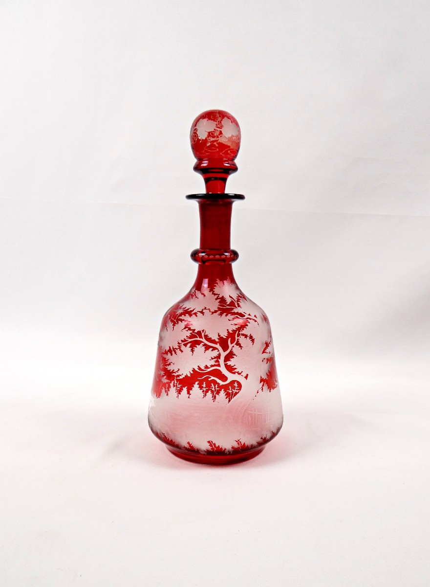 Carafe en verre doublé rouge de bohème rouge à décor gravé scène de chasse XIXème