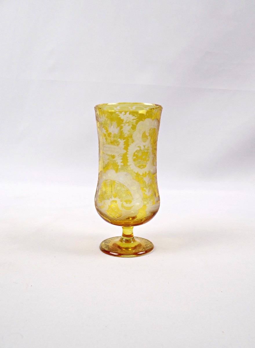 Verre à eau en cristal de bohème jaune à décor floral fin XIXème