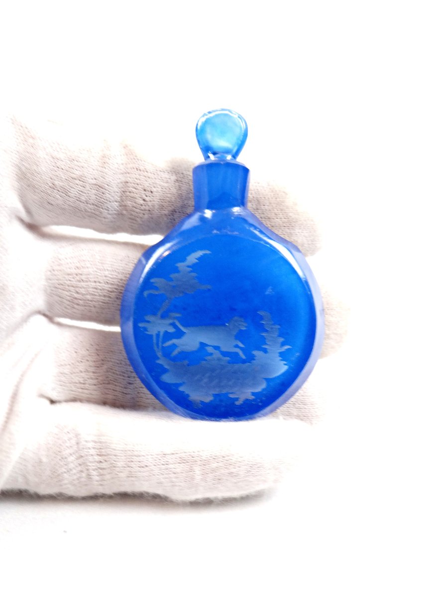 Petit flacon à parfum en cristal de bohème bleu à décor de scène de chasse XIXème-photo-2