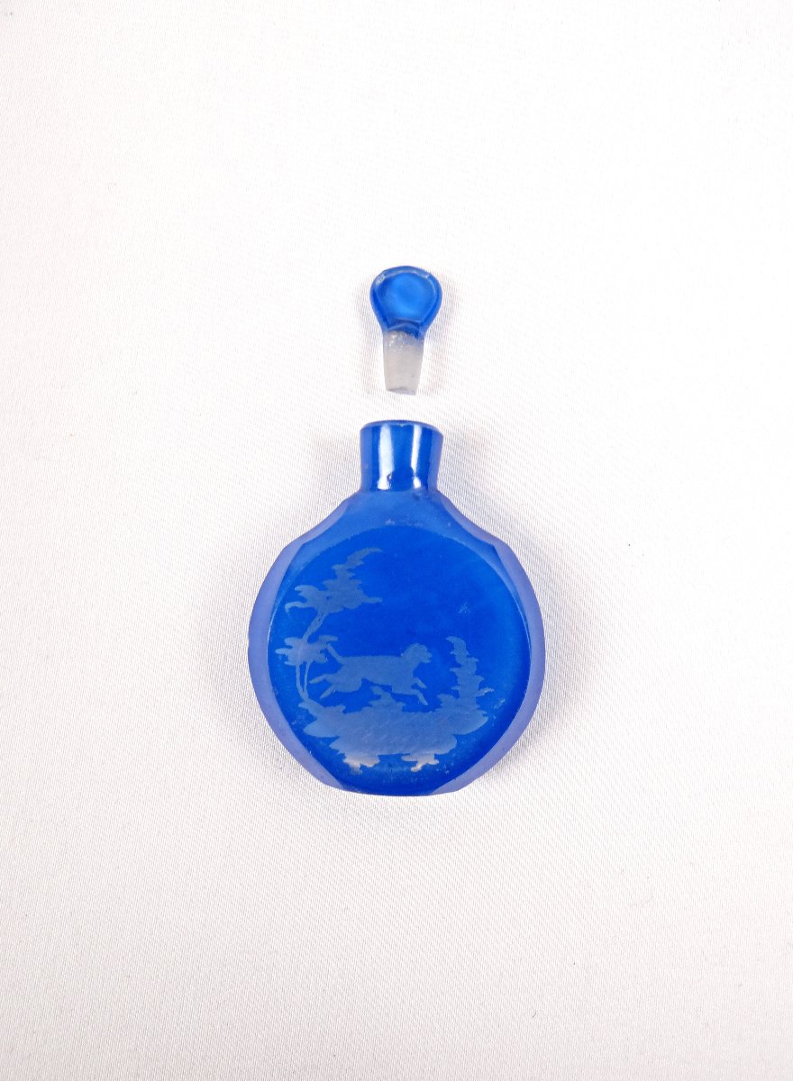 Petit flacon à parfum en cristal de bohème bleu à décor de scène de chasse XIXème-photo-4