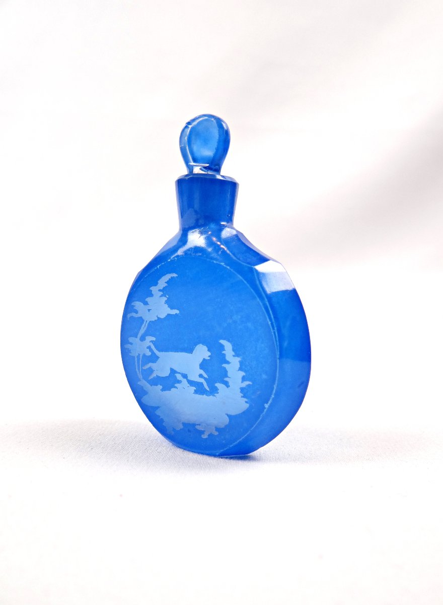 Petit flacon à parfum en cristal de bohème bleu à décor de scène de chasse XIXème-photo-2