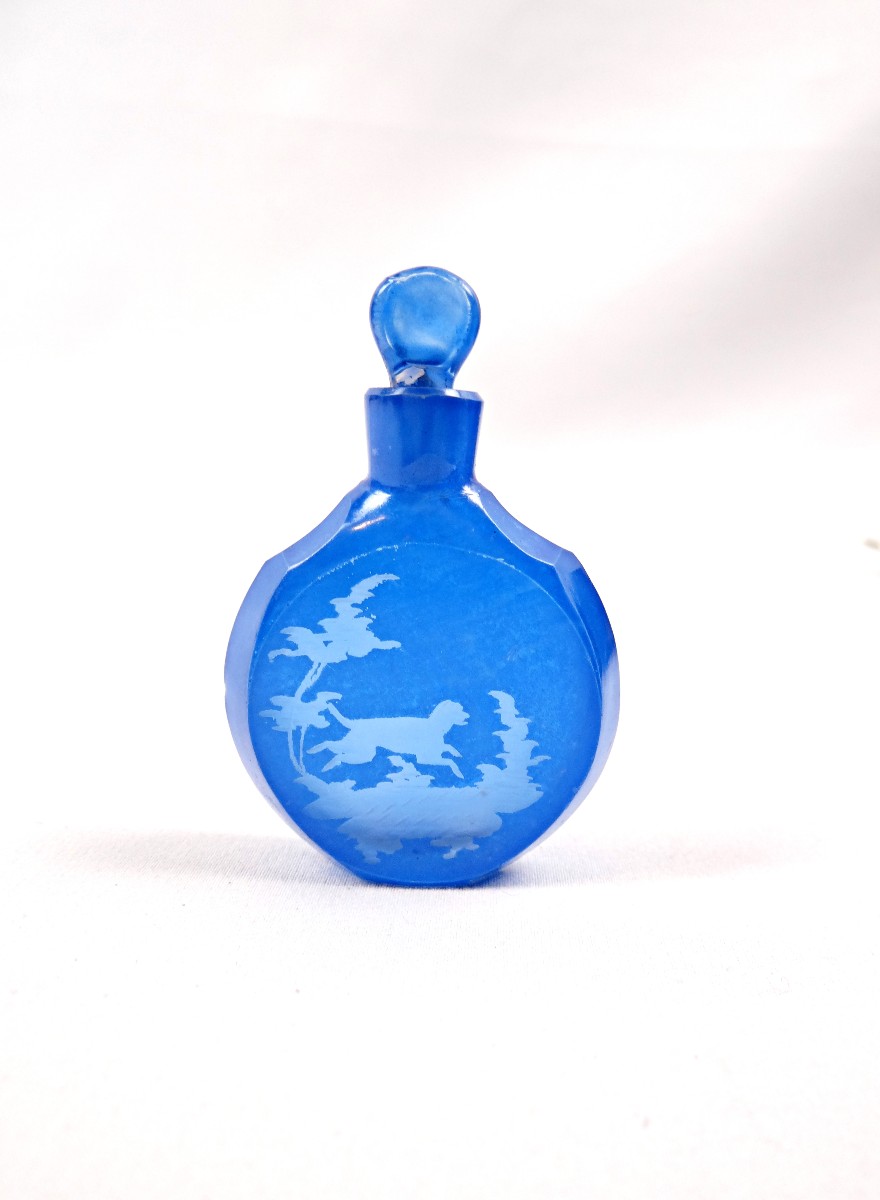Petit flacon à parfum en cristal de bohème bleu à décor de scène de chasse XIXème