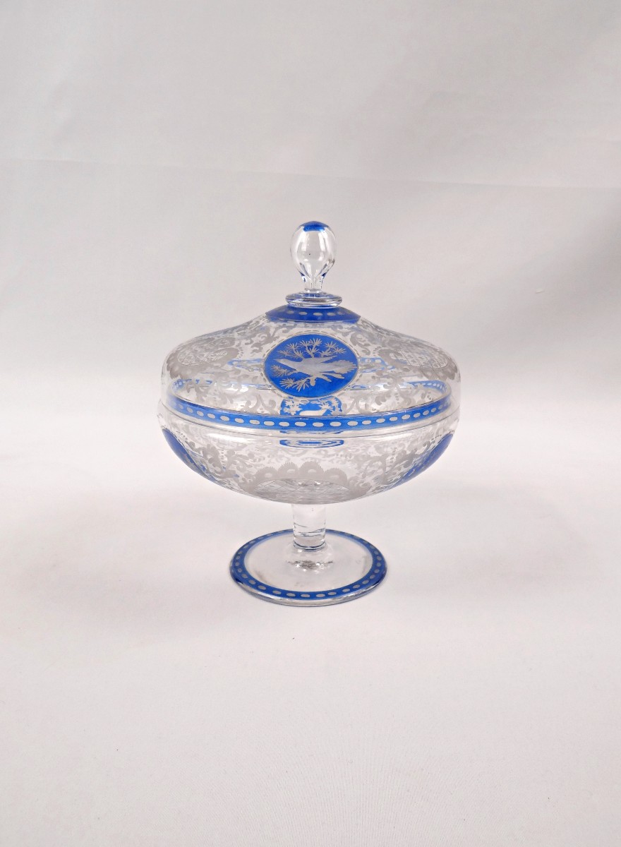 Drageoir sur pied en verre de Bohême gravé de motifs rocailles & rinceaux XIXème