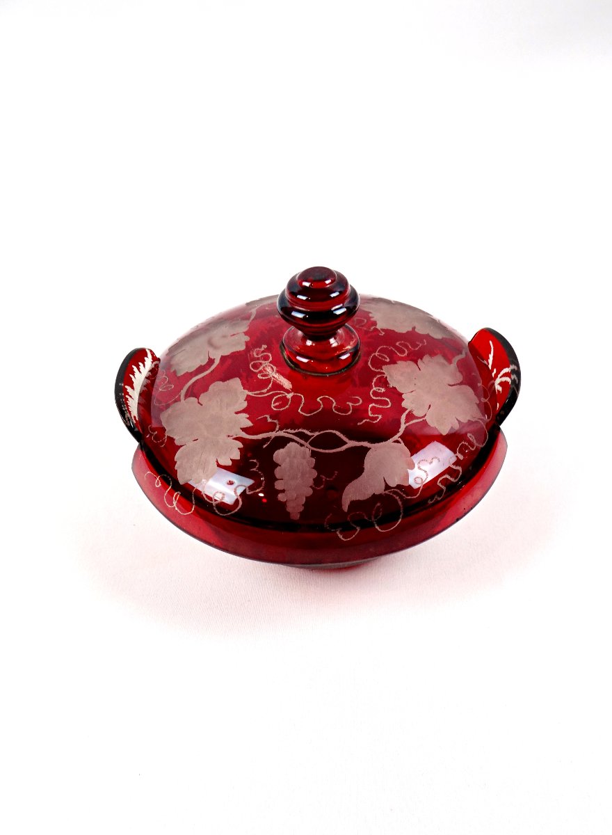 Red Bohemian Glass Bonbonnière Decorated With Vines And A Hunting Scene, 19th Century-photo-2