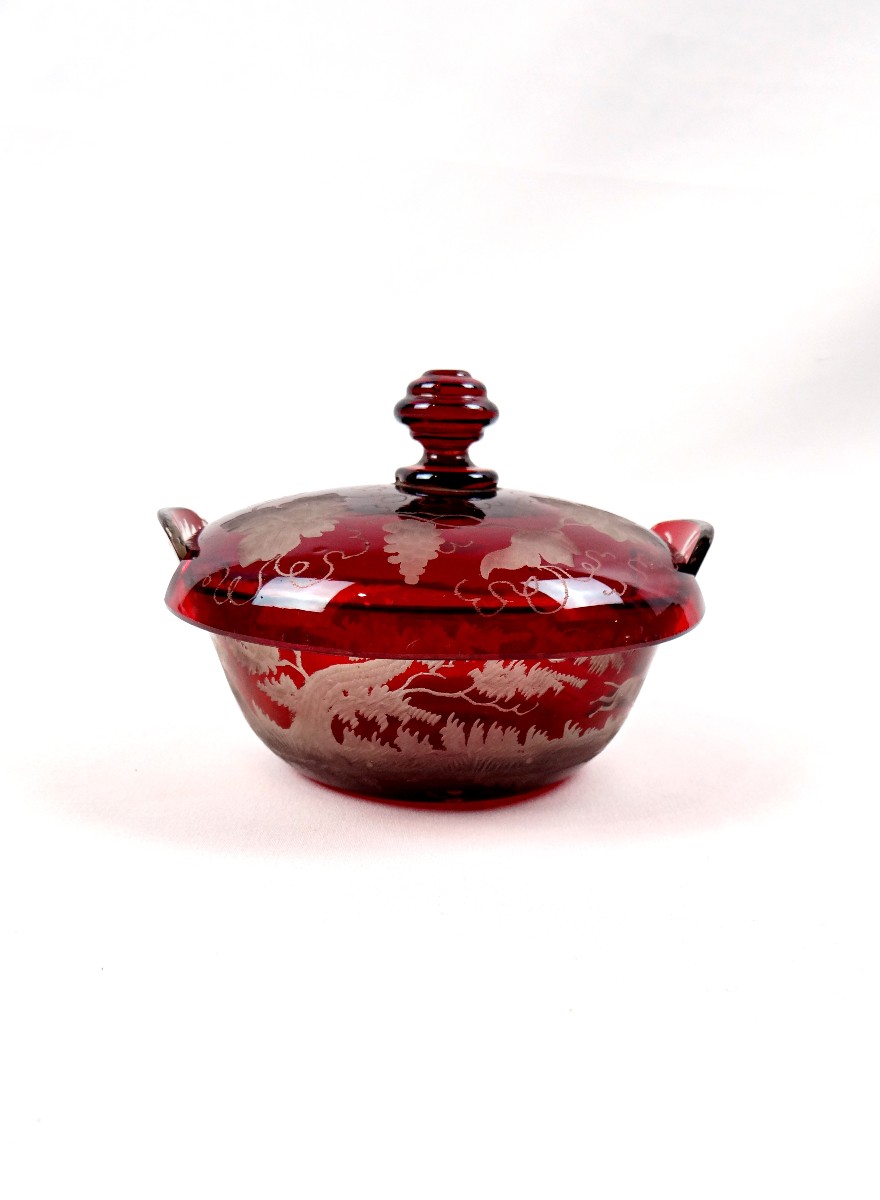 Red Bohemian Glass Bonbonnière Decorated With Vines And A Hunting Scene, 19th Century
