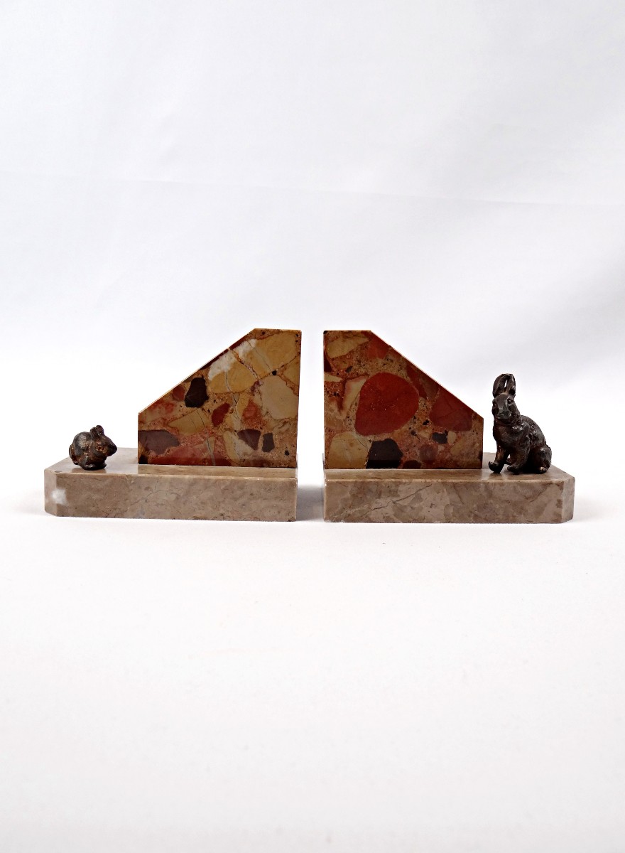 Paire de serre-livres Art Déco en marbre veiné et lapins en bronze début XXème