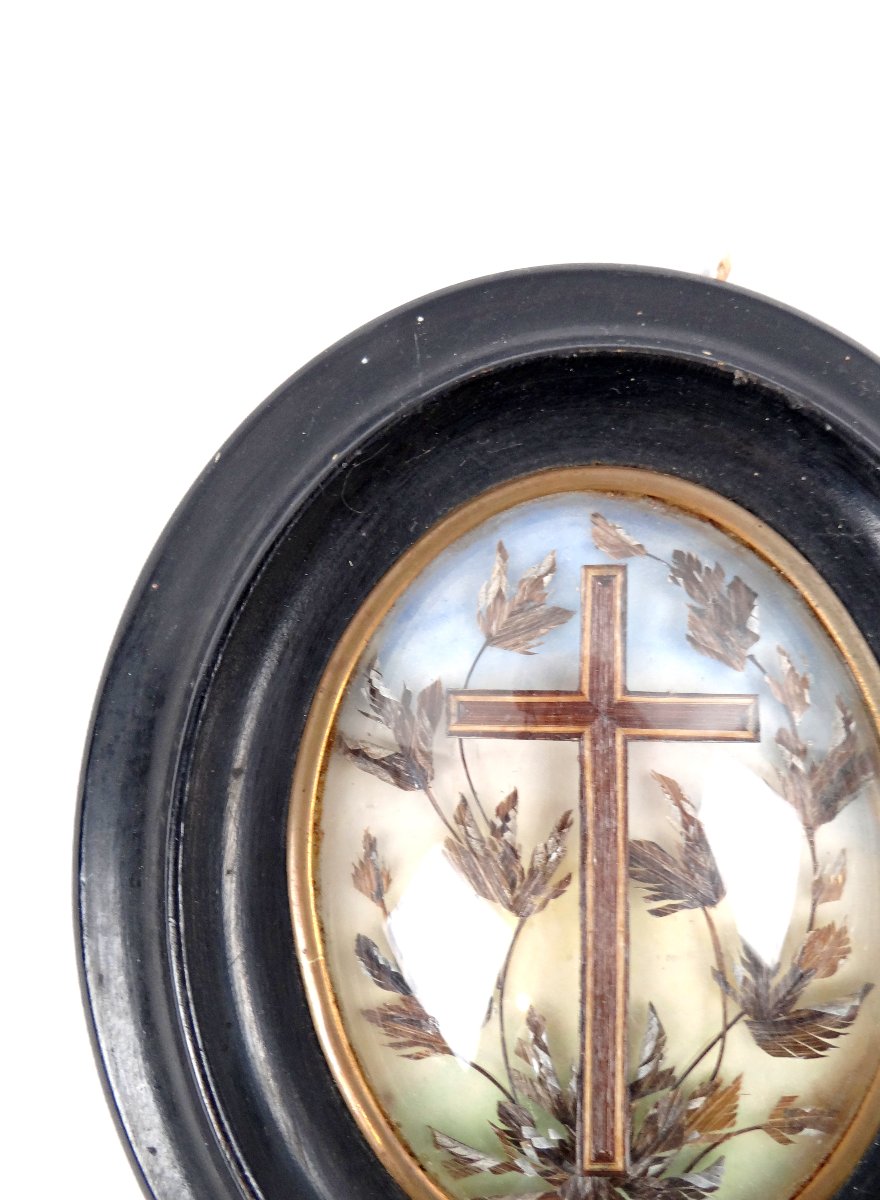 Cadre reliquaire XIXe siècle croix en cheveux et feuillages bois et verre bombé-photo-2