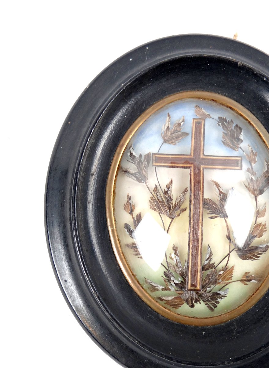 Cadre reliquaire XIXe siècle croix en cheveux et feuillages bois et verre bombé-photo-3