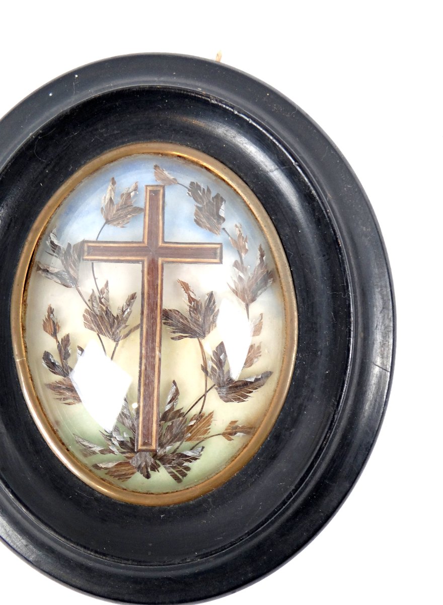 Cadre reliquaire XIXe siècle croix en cheveux et feuillages bois et verre bombé-photo-4