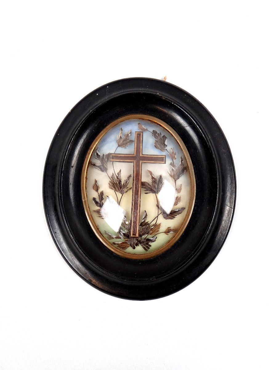 Cadre reliquaire XIXe siècle croix en cheveux et feuillages bois et verre bombé