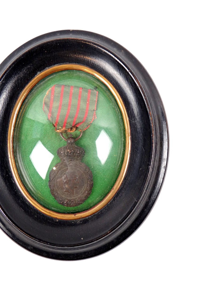 Médaille de Sainte Hélène XIXe Napoléon III cadre en bois noir et verre bombé-photo-4