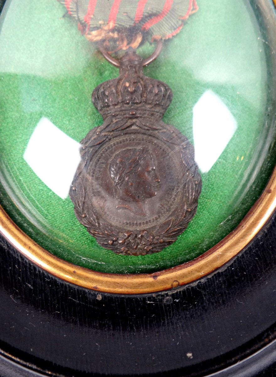 Médaille de Sainte Hélène XIXe Napoléon III cadre en bois noir et verre bombé-photo-1