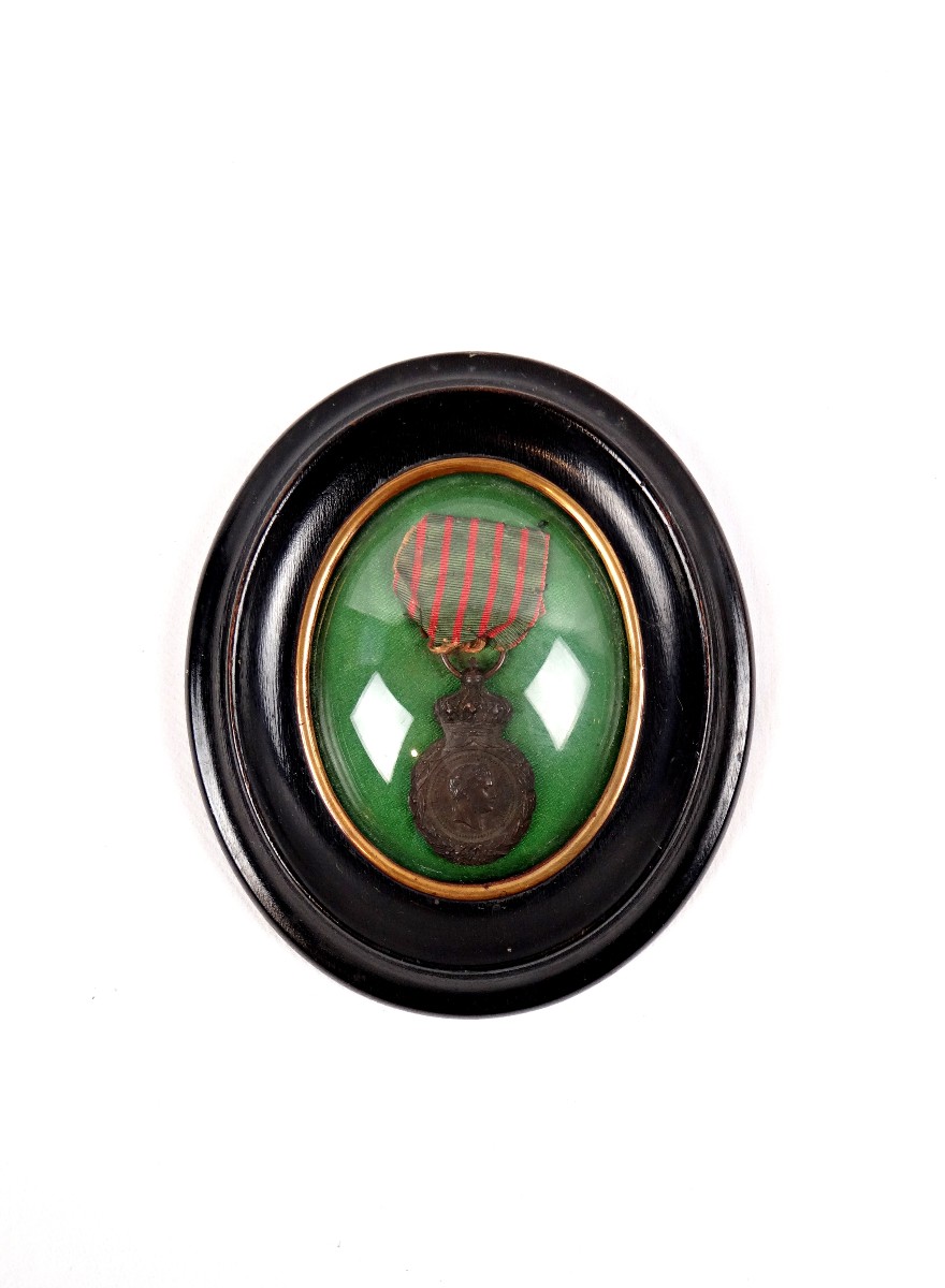 Médaille de Sainte Hélène XIXe Napoléon III cadre en bois noir et verre bombé