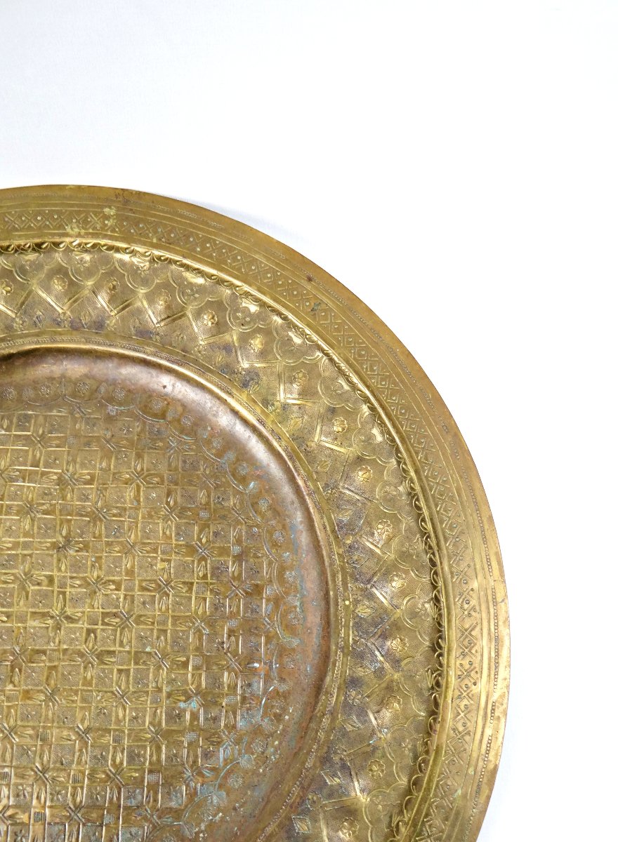 Grand Plateau Oriental en Laiton Repoussé Maroc début XXe à décor géométrique-photo-1
