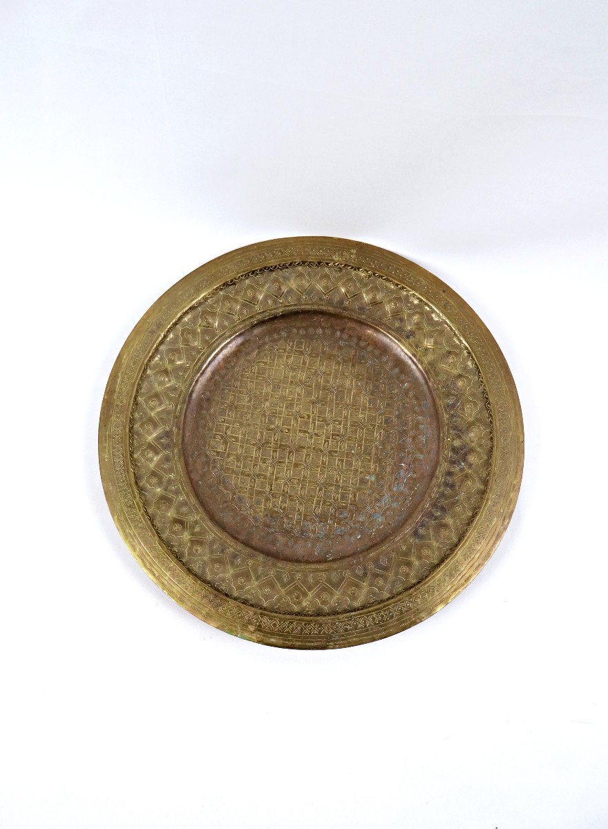 Grand Plateau Oriental en Laiton Repoussé Maroc début XXe à décor géométrique