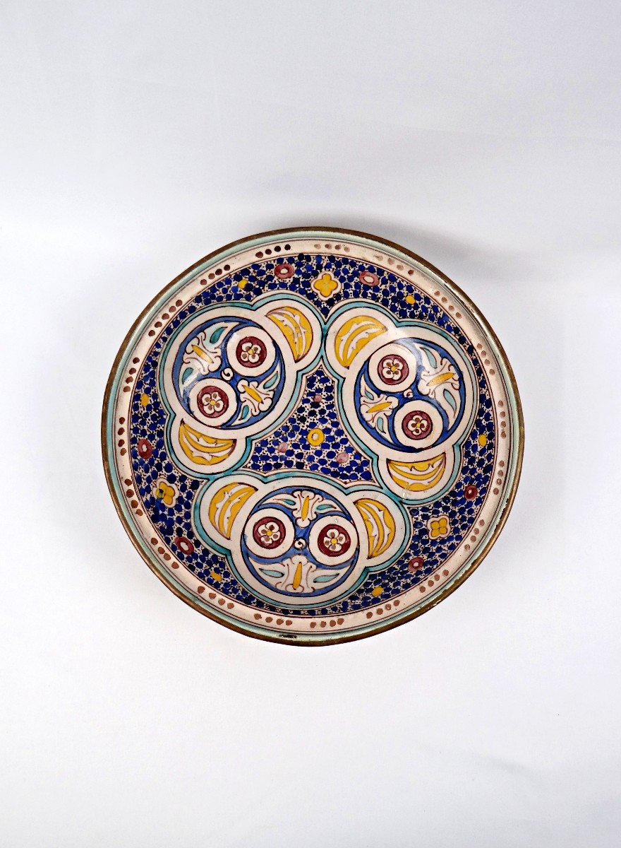 Grand plat creux Art Déco Marocain en céramique émaillée à décor floral bleu 