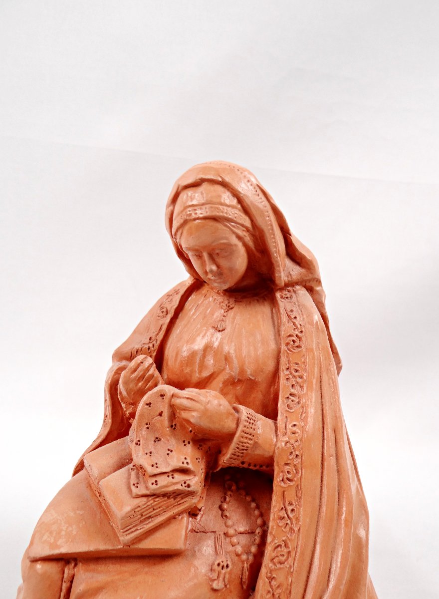 Sculpture en terre cuite de Sainte Thérèse de Lisieux lisant la bible en brodant-photo-2