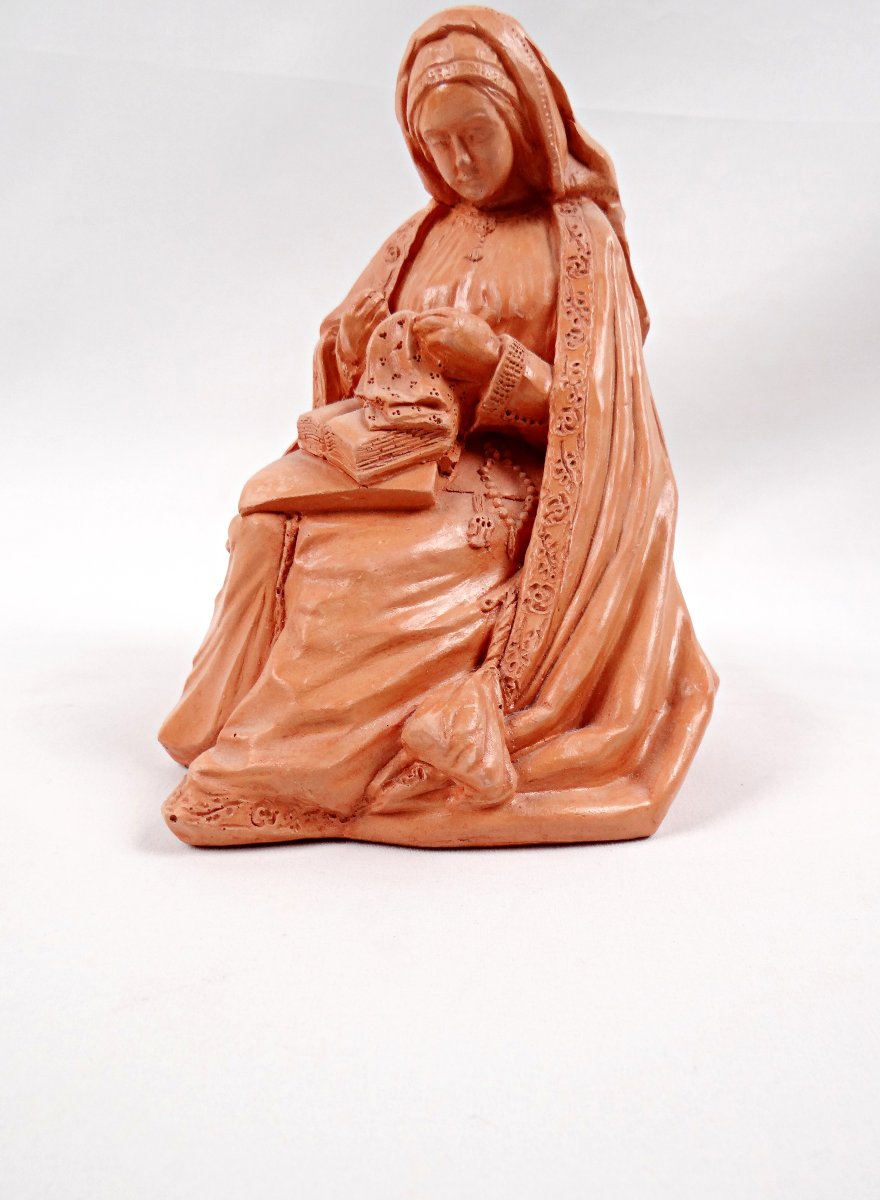Sculpture en terre cuite de Sainte Thérèse de Lisieux lisant la bible en brodant-photo-3