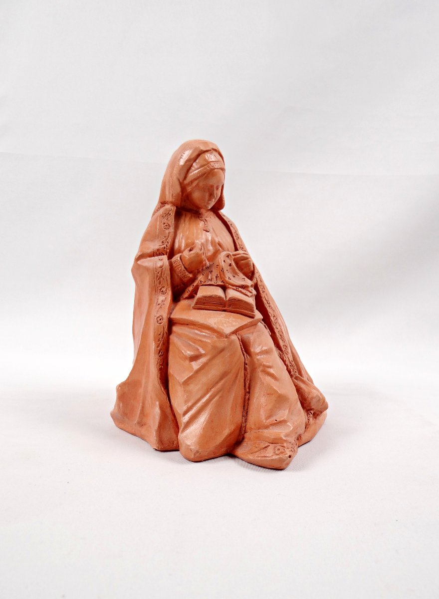 Sculpture en terre cuite de Sainte Thérèse de Lisieux lisant la bible en brodant-photo-4