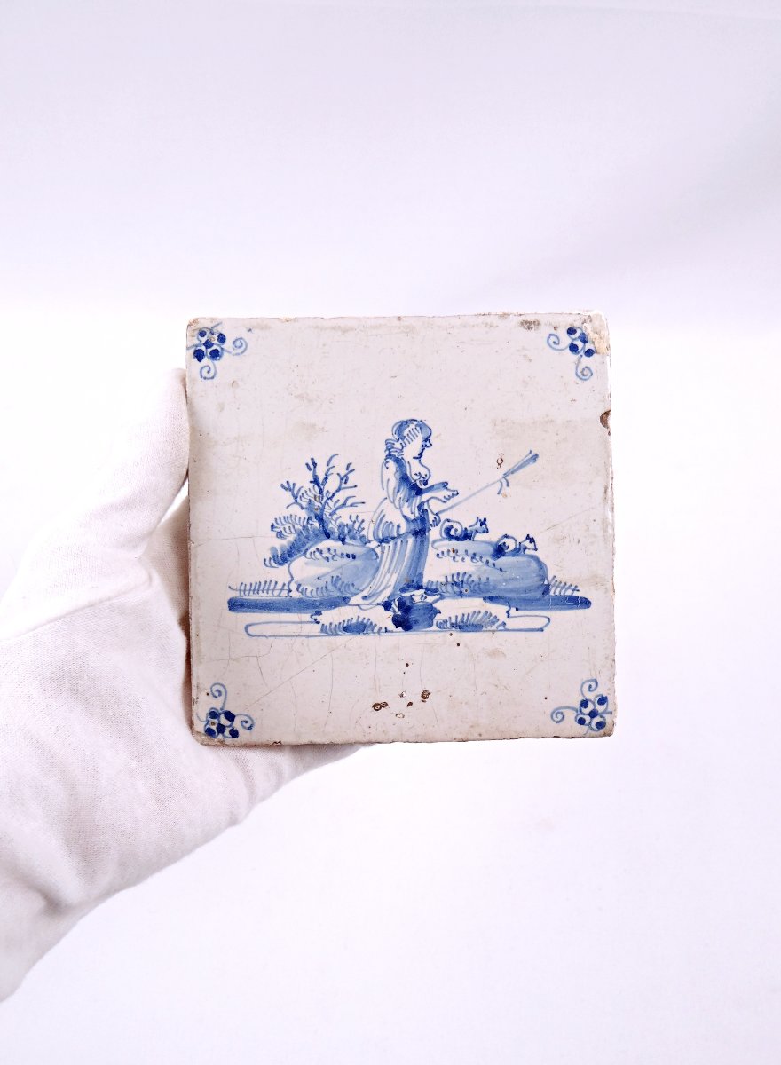 Carreau de faïence Delft du XVIIIe siècle scène paysanne cultivatrice de profil-photo-2