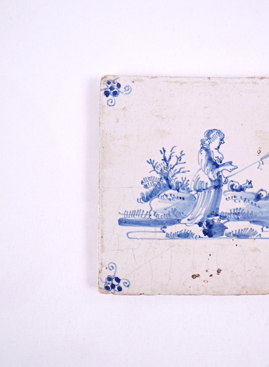 Carreau de faïence Delft du XVIIIe siècle scène paysanne cultivatrice de profil-photo-3