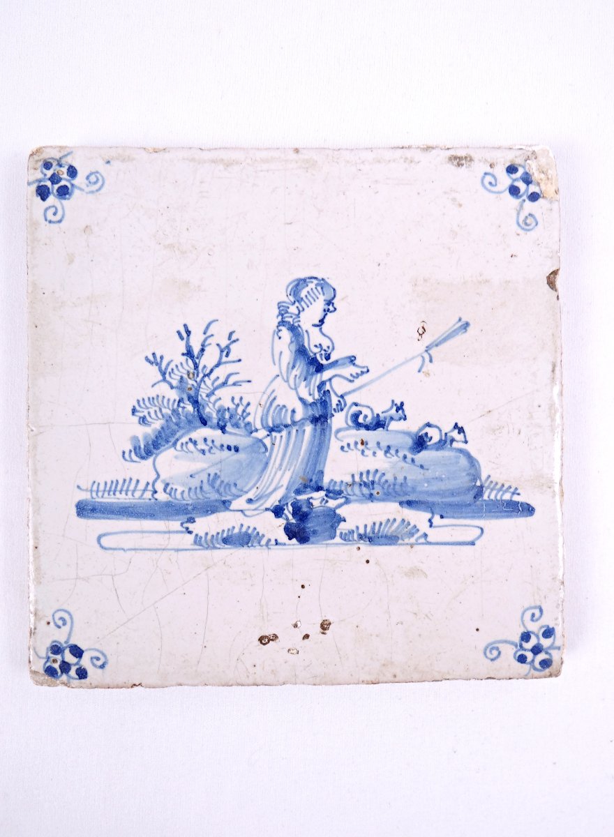 Carreau de faïence Delft du XVIIIe siècle scène paysanne cultivatrice de profil-photo-4