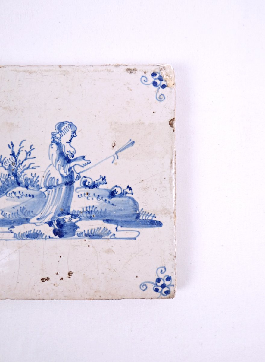 Carreau de faïence Delft du XVIIIe siècle scène paysanne cultivatrice de profil-photo-1