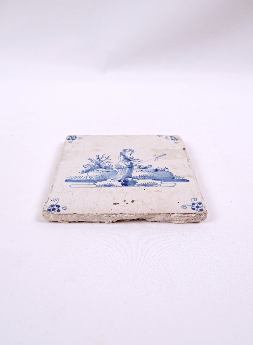 Carreau de faïence Delft du XVIIIe siècle scène paysanne cultivatrice de profil-photo-2