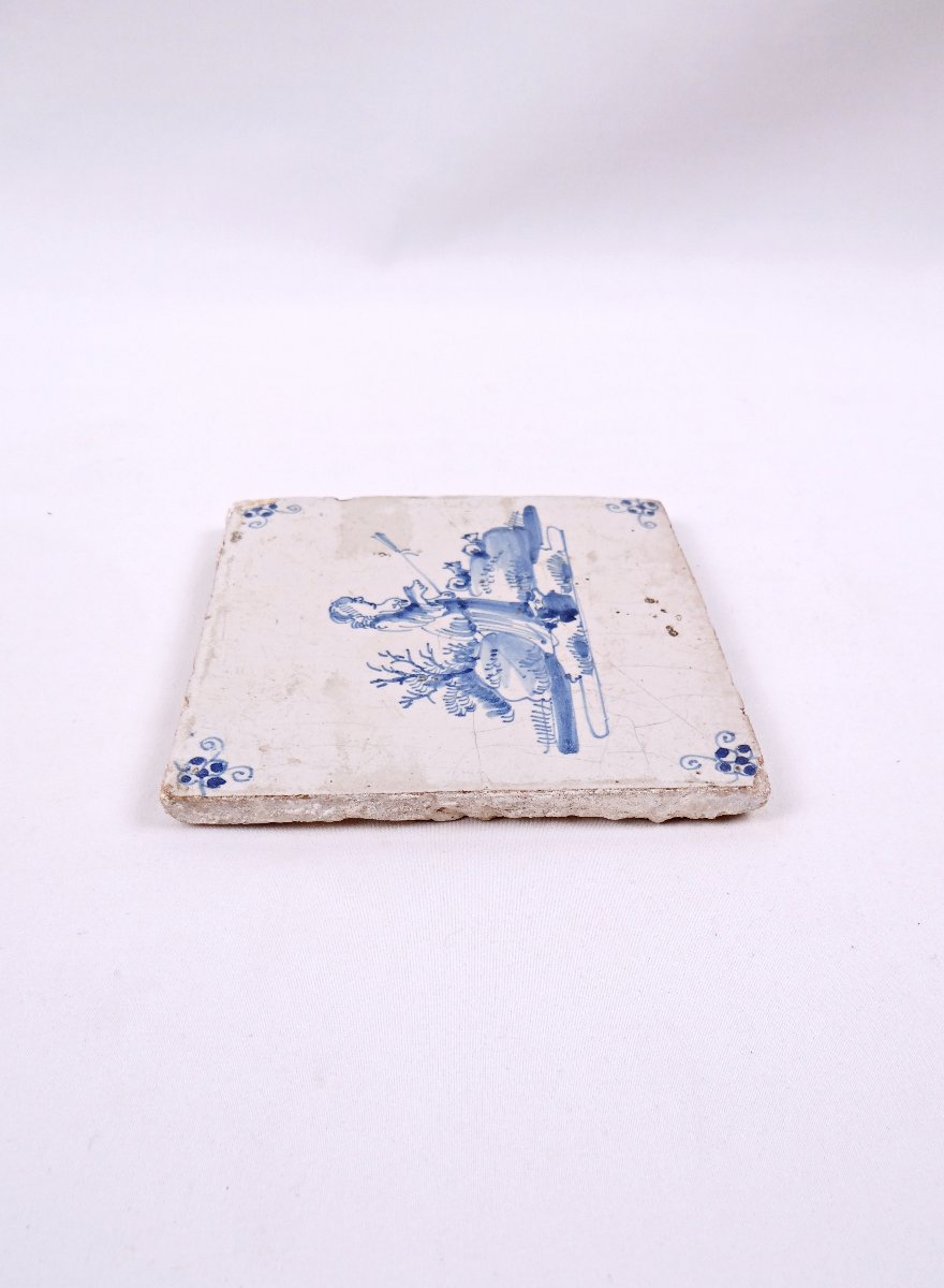 Carreau de faïence Delft du XVIIIe siècle scène paysanne cultivatrice de profil-photo-3