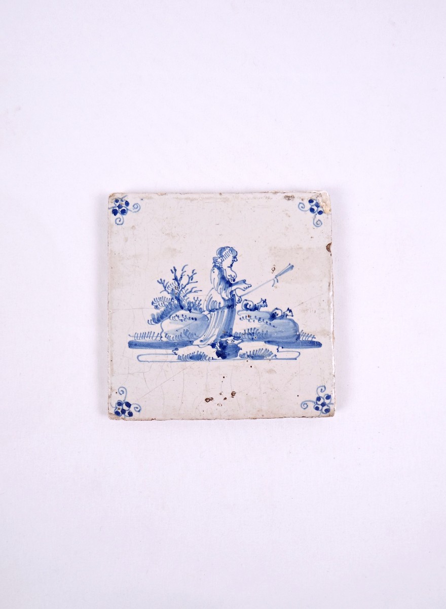Carreau de faïence Delft du XVIIIe siècle scène paysanne cultivatrice de profil
