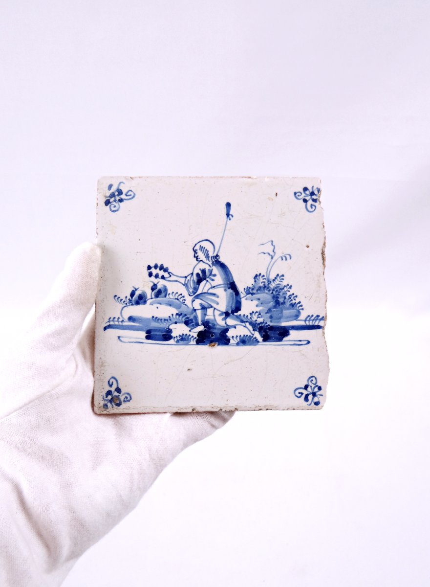 Carreau de faïence Delft du XVIIIe siècle cultivateur à la couronne de fleur-photo-2