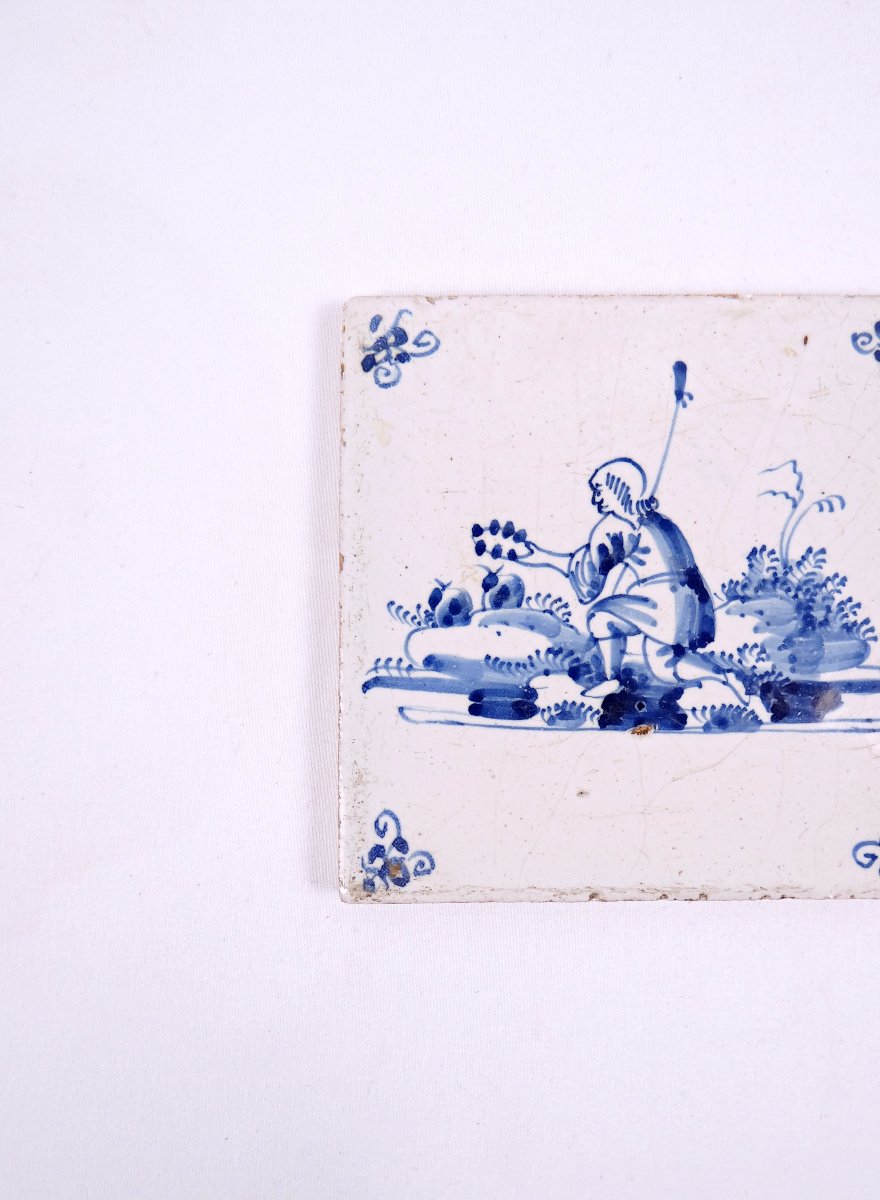Carreau de faïence Delft du XVIIIe siècle cultivateur à la couronne de fleur-photo-3