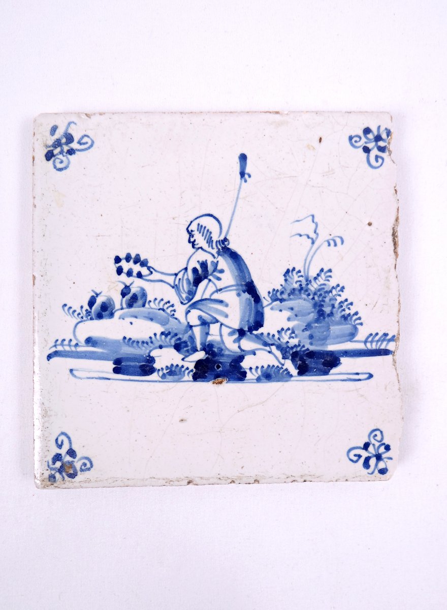 Carreau de faïence Delft du XVIIIe siècle cultivateur à la couronne de fleur-photo-4