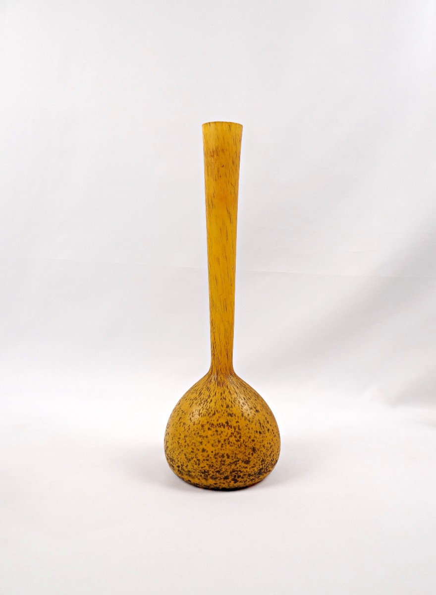 Vase Art Déco verre multicouche effet marmoréen jaune dans le goût de Delatte Nancy