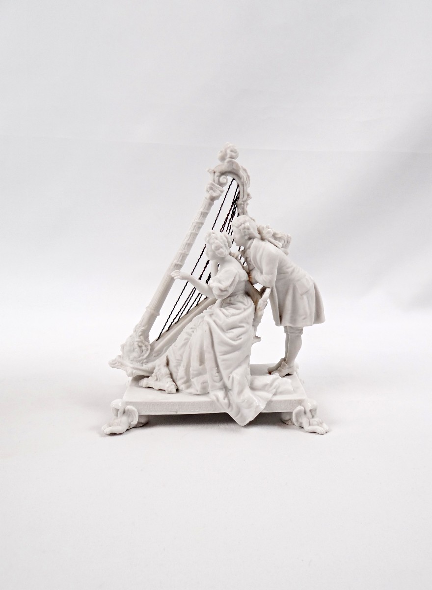 Groupe en biscuit de porcelaine XIXe scène galante à la harpe style Louis XVI