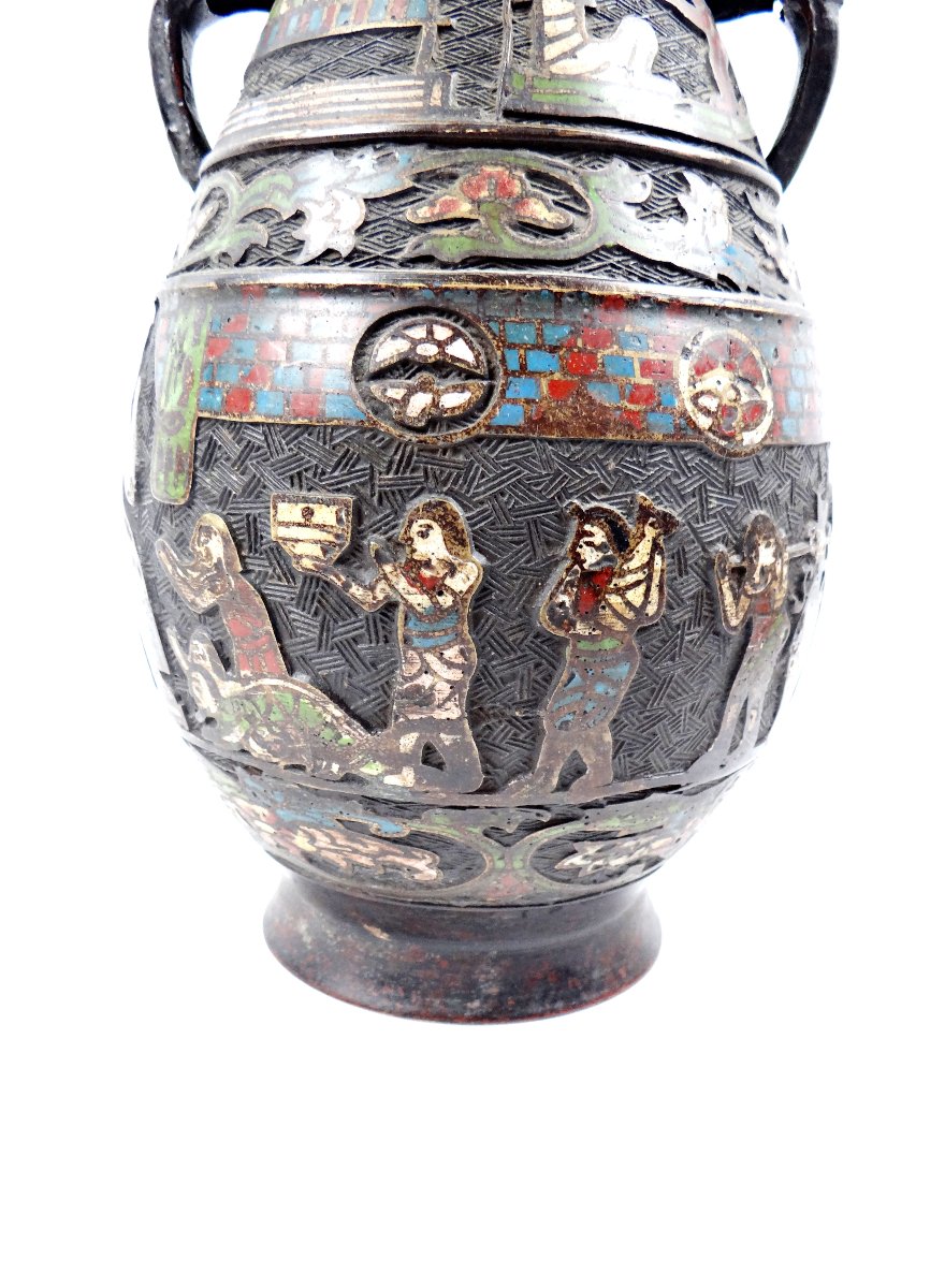 Vase en bronze émaillé Japonais époque Meiji XIXe à décor d'émaux de rituel religieux-photo-3