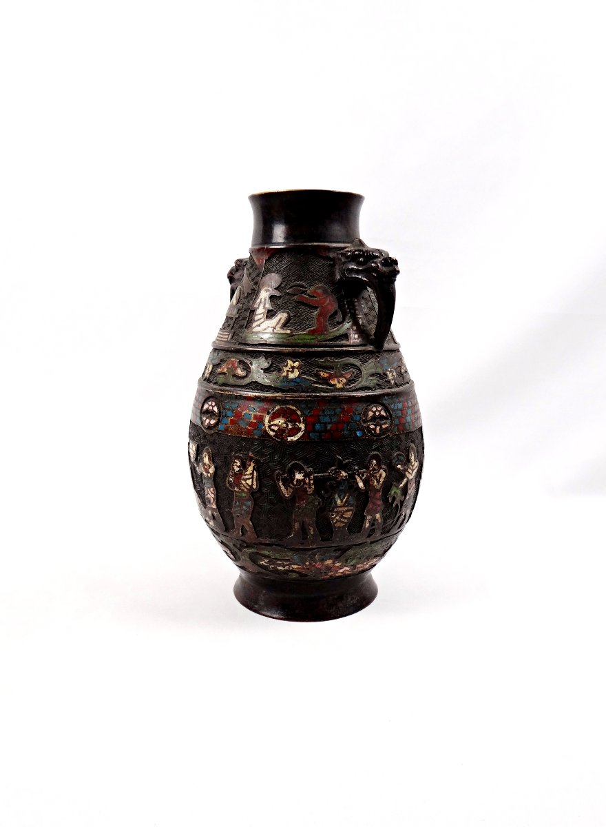 Vase en bronze émaillé Japonais époque Meiji XIXe à décor d'émaux de rituel religieux-photo-4