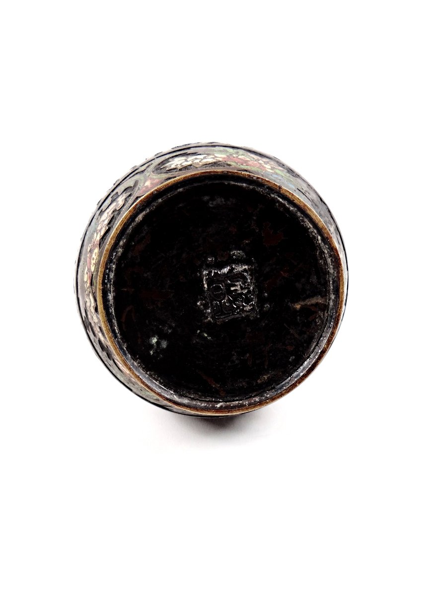 Vase en bronze émaillé Japonais époque Meiji XIXe à décor d'émaux de rituel religieux-photo-8