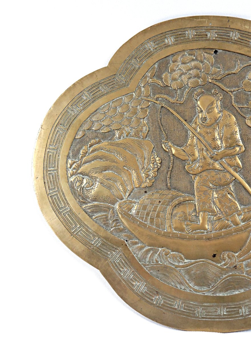 Plaque ornementale en bronze doré scène de pêcheur dans sa barque Indochine fin XIXe-photo-2