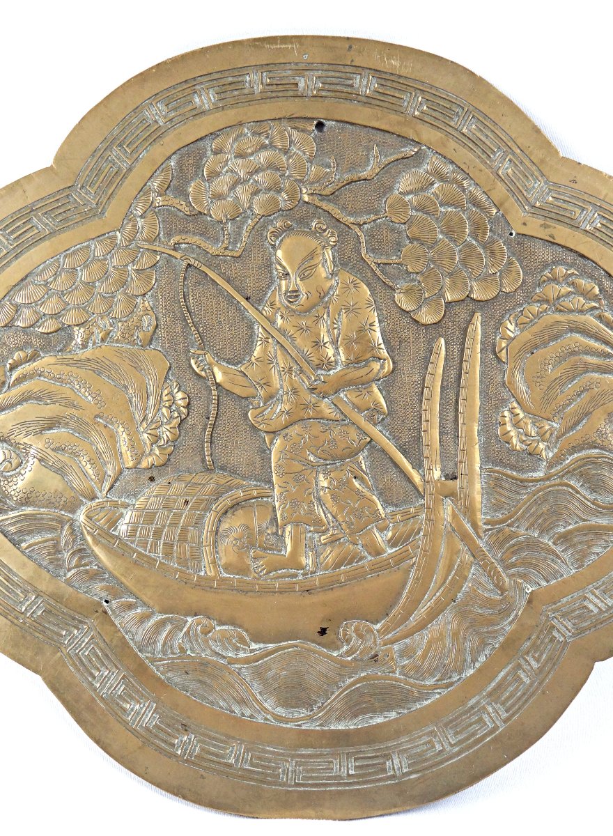 Plaque ornementale en bronze doré scène de pêcheur dans sa barque Indochine fin XIXe-photo-3
