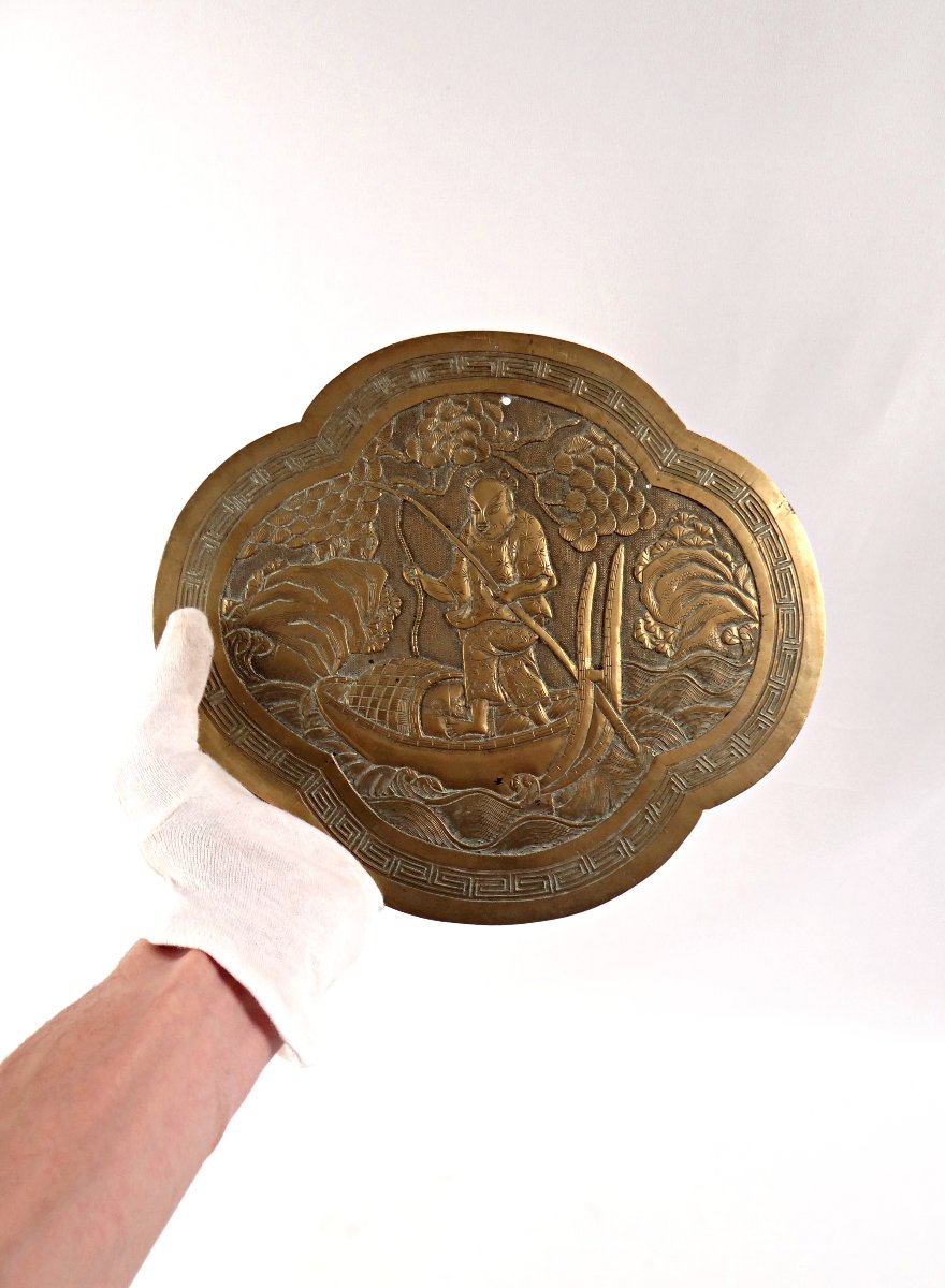 Plaque ornementale en bronze doré scène de pêcheur dans sa barque Indochine fin XIXe-photo-1