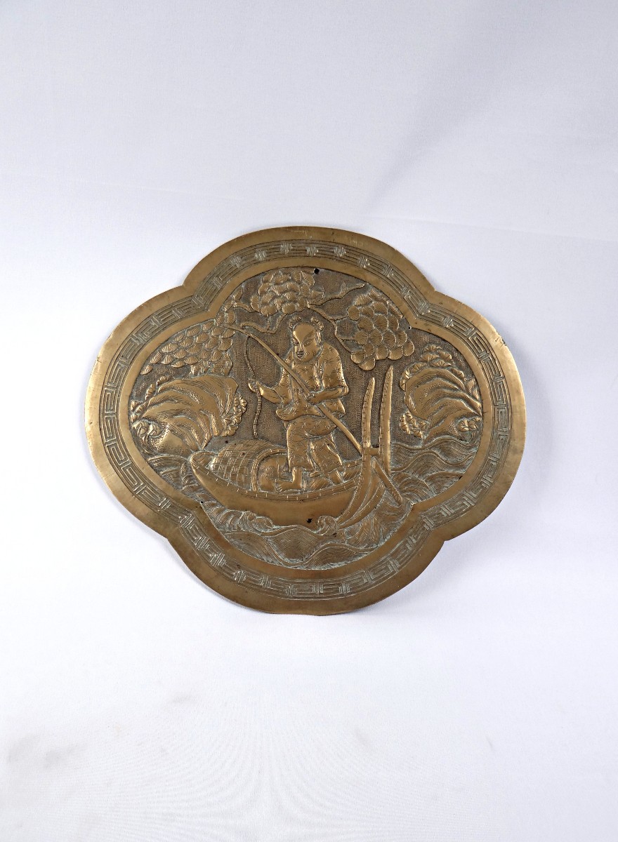 Plaque ornementale en bronze doré scène de pêcheur dans sa barque Indochine fin XIXe