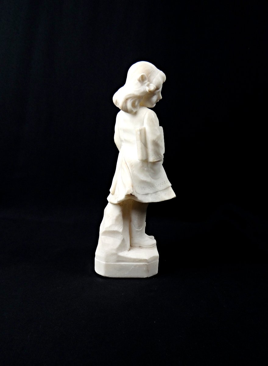 Sculpture en albâtre Art Nouveau signée E. Battiglia d'une jeune fille écolière fin XIXe-photo-1